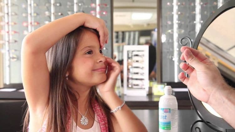 anak memakai softlens